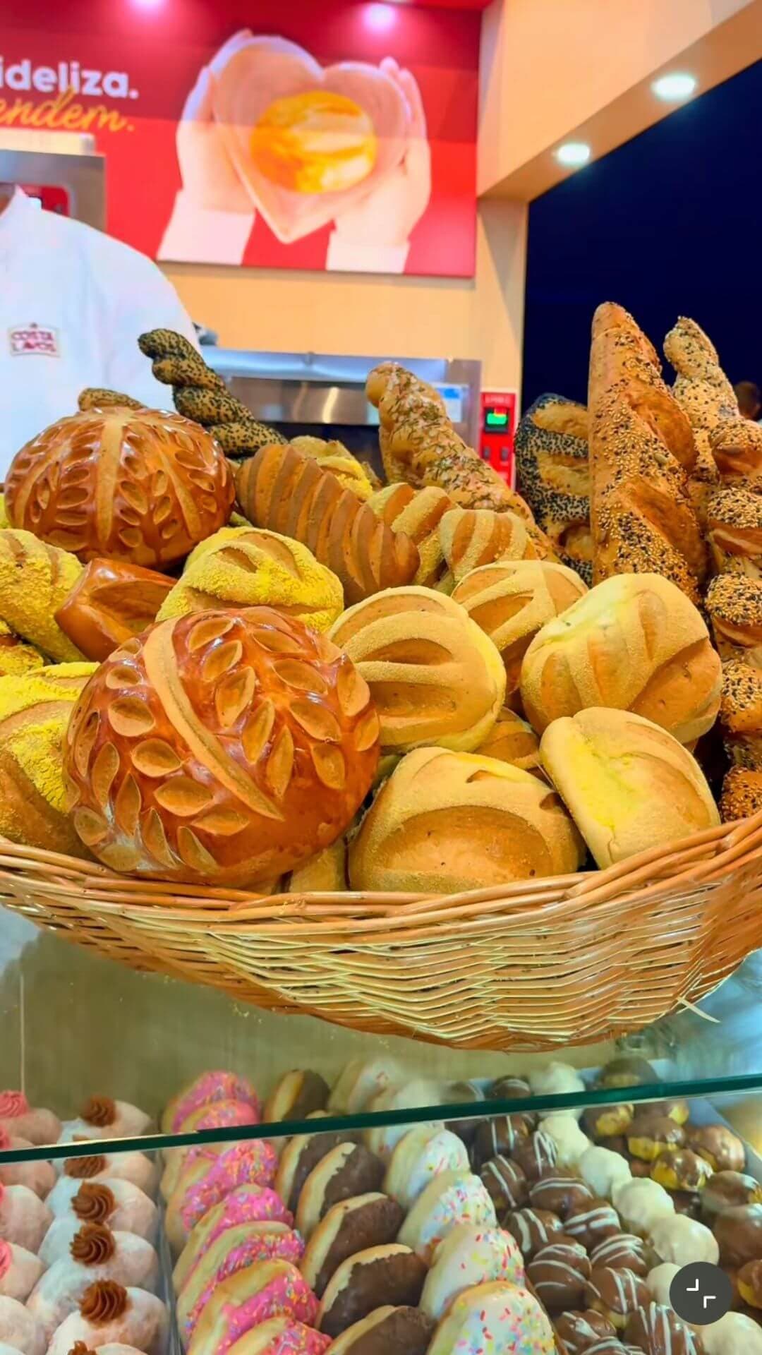 Cesta de pães frescos Costa Lavos